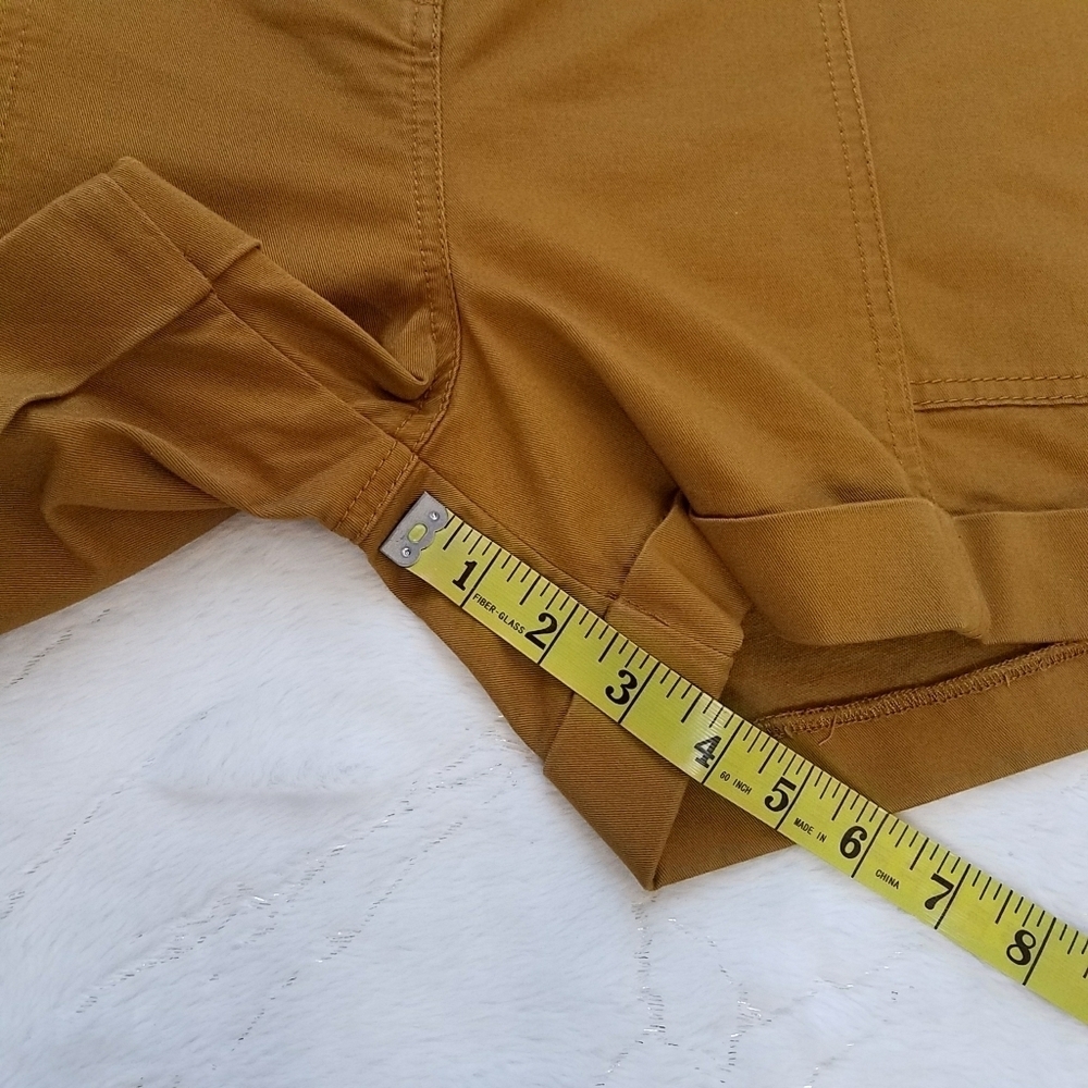 Boden Abingdon Shorts in Frankincense - Picture 5 of 9